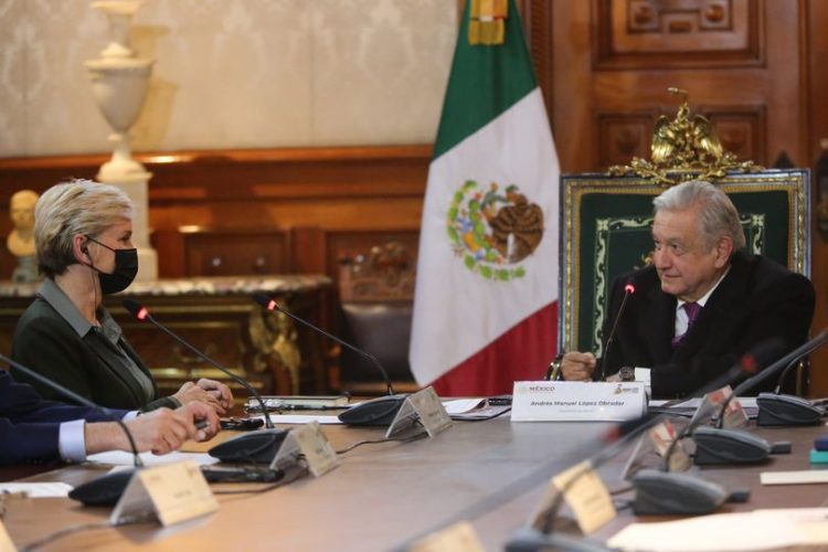 Le ponen catéter en el corazón a AMLO, pero está sano
