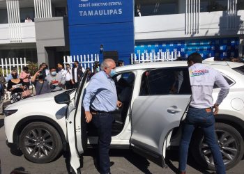 “El Truco” pide registro al PAN… Llegó al 22 Berriozábal manejando su propio vehículo