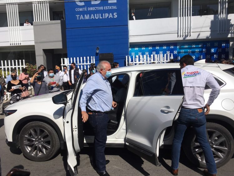 “El Truco” pide registro al PAN… Llegó al 22 Berriozábal manejando su propio vehículo