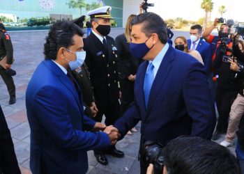 Se saludan Gattás y Cabeza en el Día de la Bandera