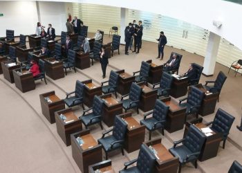 PAN y PRI “revientan” sesión del Congreso… Diputados echan a correr a mitad de sesión