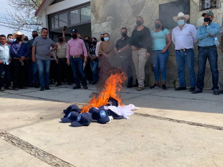 Autodefensas se definen: Queman credenciales y gorras del PAN y se van con Américo