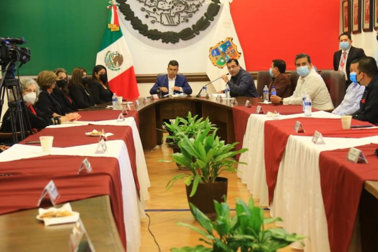 Gobierno de Victoria reconoce a damas por su entrega en defensa de la mujer