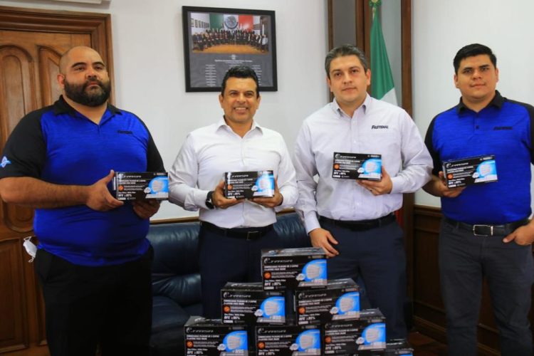 Le donan a Cd. Victoria 100 mil cubrebocas para regalar a  estudiantes