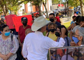 ¡Agarran a tomatazos a Alejandro Rojas! en mitin en Palacio de Gobierno