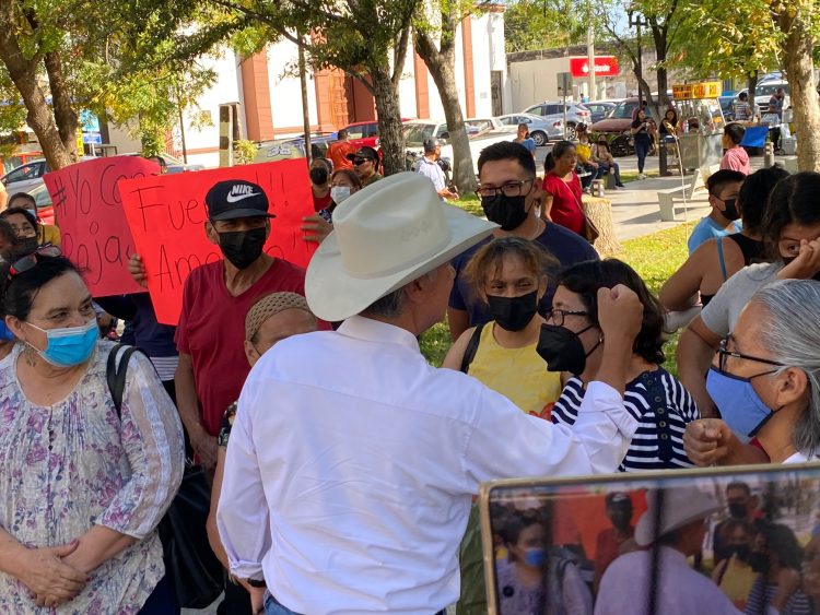 ¡Agarran a tomatazos a Alejandro Rojas! en mitin en Palacio de Gobierno