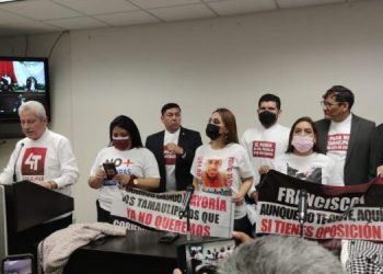 Con abucheos le amargan su sexto informe a Cabeza de Vaca
