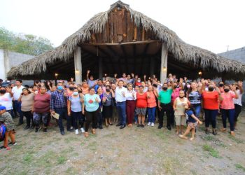 Lalo Gattás sigue gastando suela por las colonias populares de la Villa de Aguayo
