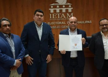 Representante de Américo recoge constancia como candidato a Gobernador