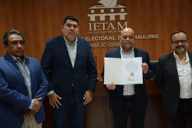 Representante de Américo recoge constancia como candidato a Gobernador