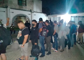 Rescatan en Tamaulipas a 54 migrantes que veían en bus turístico