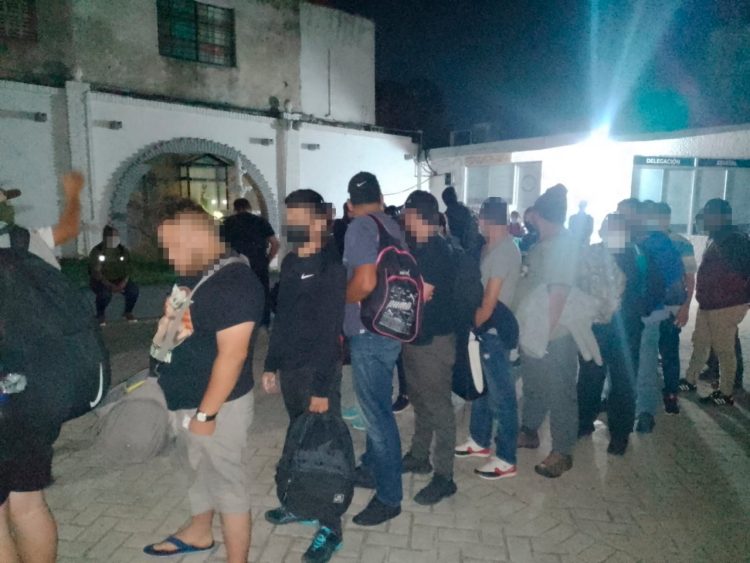 Rescatan en Tamaulipas a 54 migrantes que veían en bus turístico