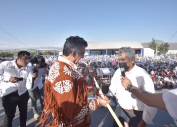 Américo recibe «bastón de mando» del último pueblo indio de Tamaulipas