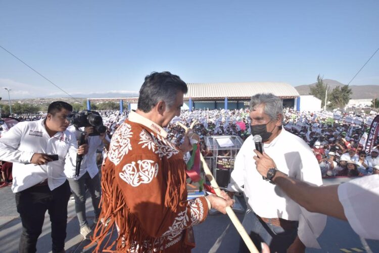 Américo recibe «bastón de mando» del último pueblo indio de Tamaulipas