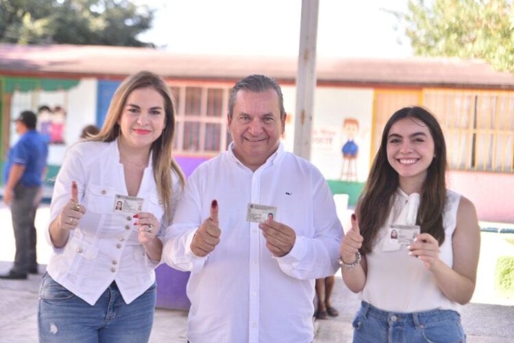 El jefe estatal del PRI votó en Río  Bravo