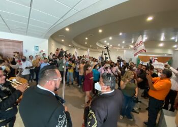 Con “Las Golonrinas” para los panistas que ya se van, comienza sesión del Congreso