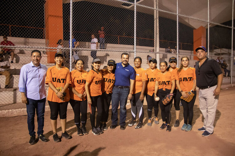 Entrega el Rector premios del torneo de softbol de la UAT
