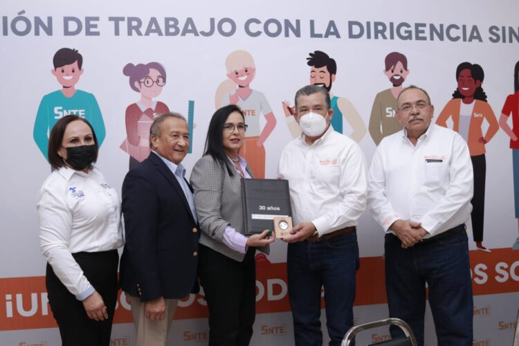 Líder del SNTE en Tamaulipas de gira por Valle Hermoso