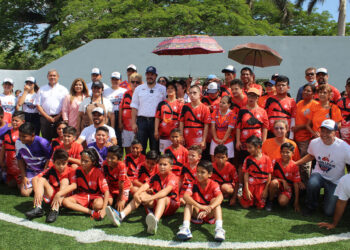 Rector de la UAT inaugura cancha de futbol rápido en Campus del Sur