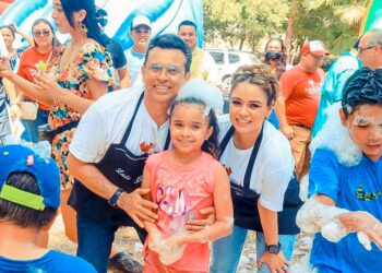 Alcalde Lalo Gattás y su esposa Lucy en festival de la parrilla Victoria