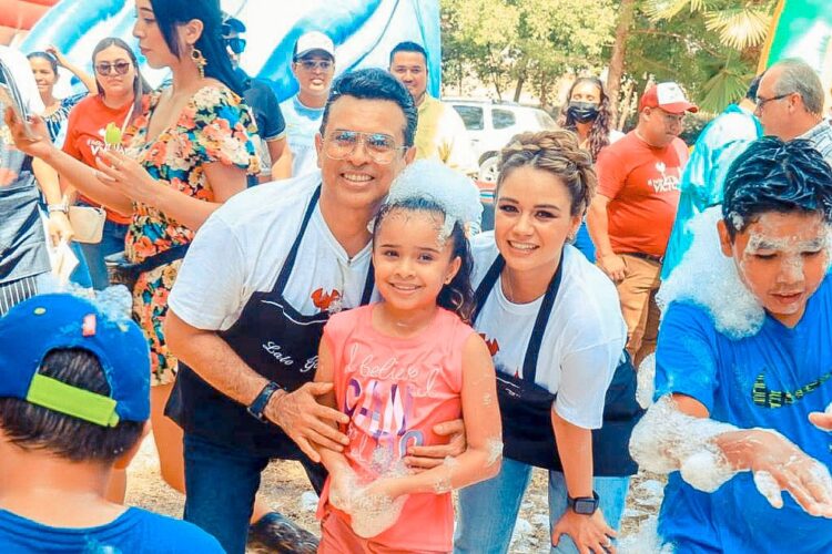 Alcalde Lalo Gattás y su esposa Lucy en festival de la parrilla Victoria