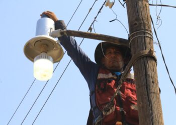 … Y la luz llegó a los barrios de la Villa de Aguayo