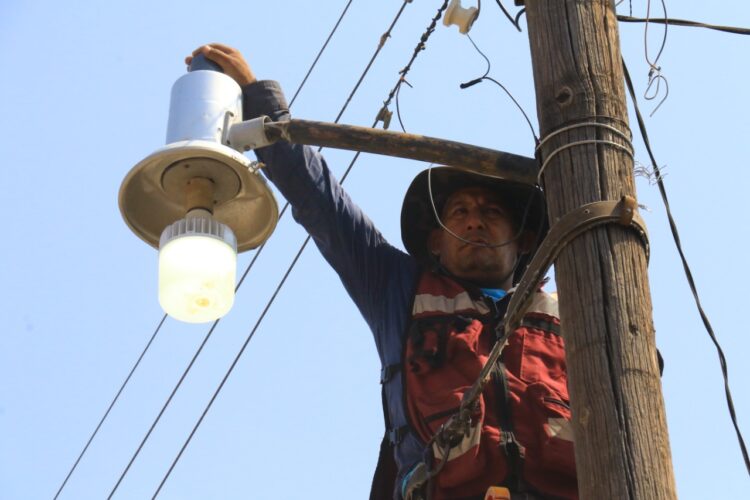 … Y la luz llegó a los barrios de la Villa de Aguayo
