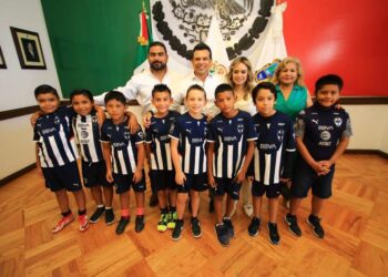 Alcalde Lalo Gattás y su esposa Lucy se reúnen con campeones Rayados de Victoria