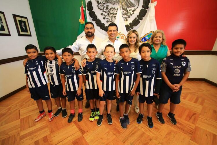 Alcalde Lalo Gattás y su esposa Lucy se reúnen con campeones Rayados de Victoria