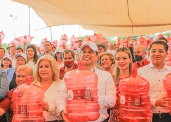Lalo Gattás regala garrafones de agua purificada
