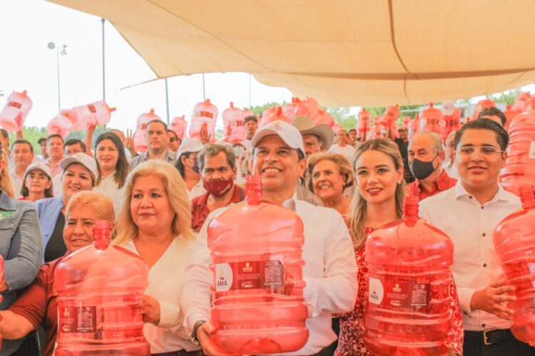 Lalo Gattás regala garrafones de agua purificada