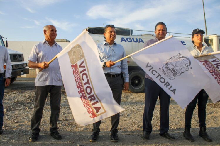 Mientras llega nuevo acueducto, Gattás reparte agua en colonias con 20 pipas