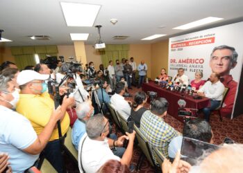 Américo denuncia “complot maquiavélico” de Cabeza de Vaca para aprehenderlo