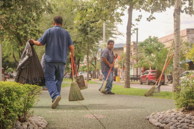 Aun con lluvias, municipio redobla esfuerzos para embellecer Victoria