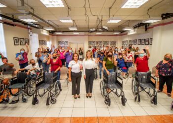 Lucy de Gattás entrega apoyos en beneficio de personas vulnerables