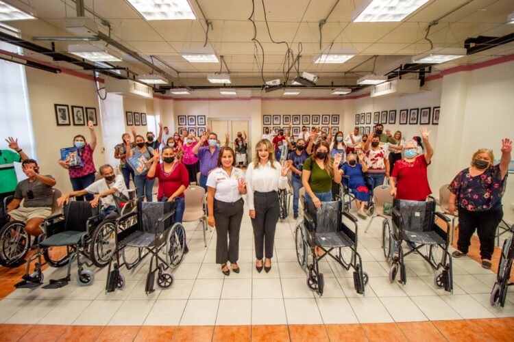 Lucy de Gattás entrega apoyos en beneficio de personas vulnerables