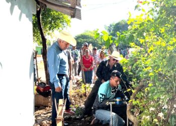 Guémez instala 130 medidores de agua en Graciano Sánchez, gratis