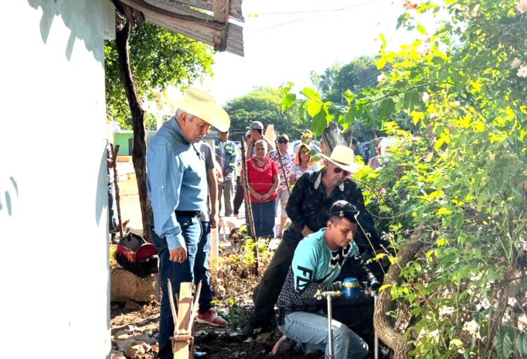Guémez instala 130 medidores de agua en Graciano Sánchez, gratis
