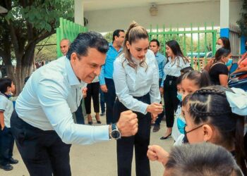 Alientan Lalo Gattás y su esposa Lucy, pasos por la educación de 150 niñow
