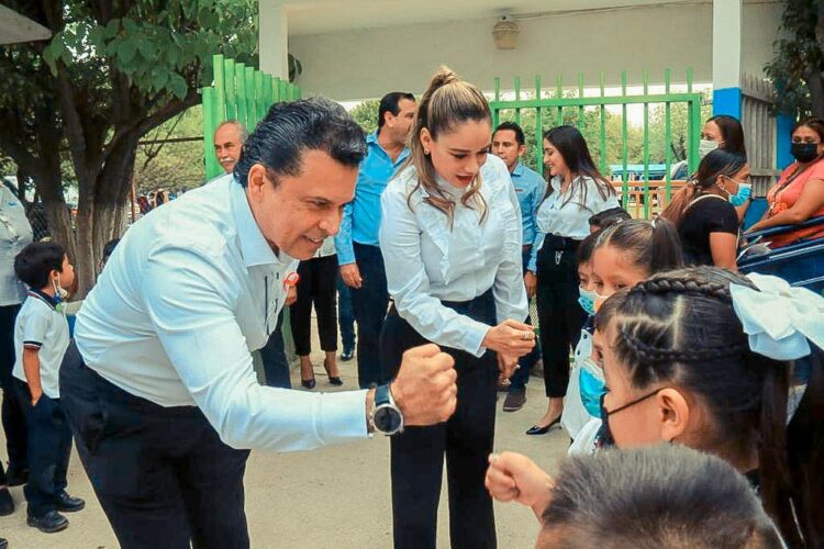 Alientan Lalo Gattás y su esposa Lucy, pasos por la educación de 150 niñow
