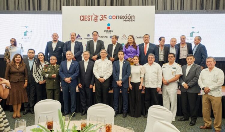 Me aboco todos los días a la seguridad: Américo a empresarios