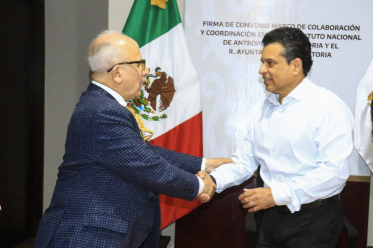 Gattás firma convenio con el INAH