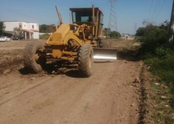Gattás anda nivelando calles en colonias y ejidos