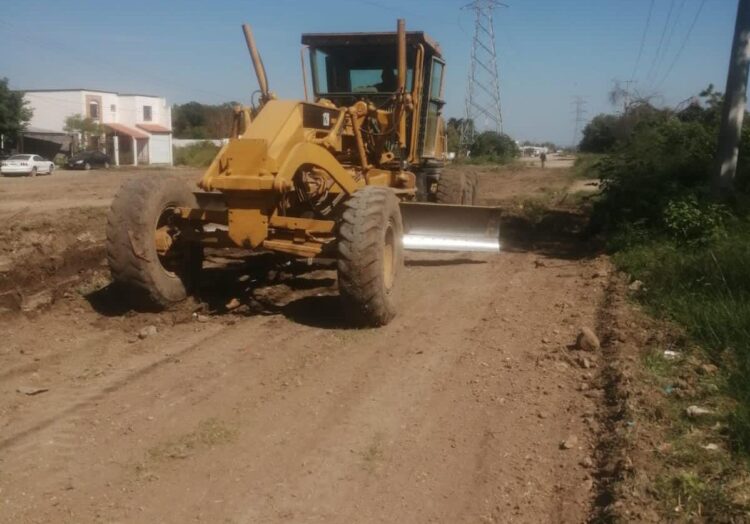 Gattás anda nivelando calles en colonias y ejidos