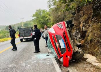 Choque con volcadura a la altura del Ejido “La Angostura”, en Llera