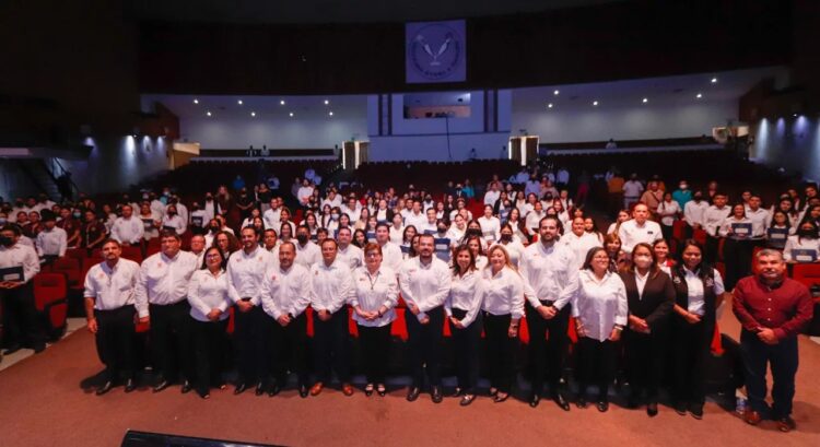 Entrega rector de la UAT becas a estudiantes de excelencia