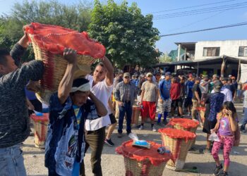 Los “hombres de acero”: Correr con 65 kilos de naranja en la espalda