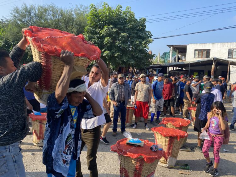 Los “hombres de acero”: Correr con 65 kilos de naranja en la espalda