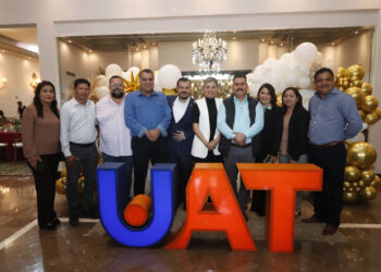 Rector entrega  premio del sorteo por  aniversario SUTUAT