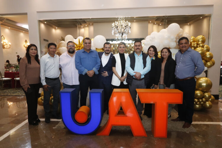Rector entrega  premio del sorteo por  aniversario SUTUAT